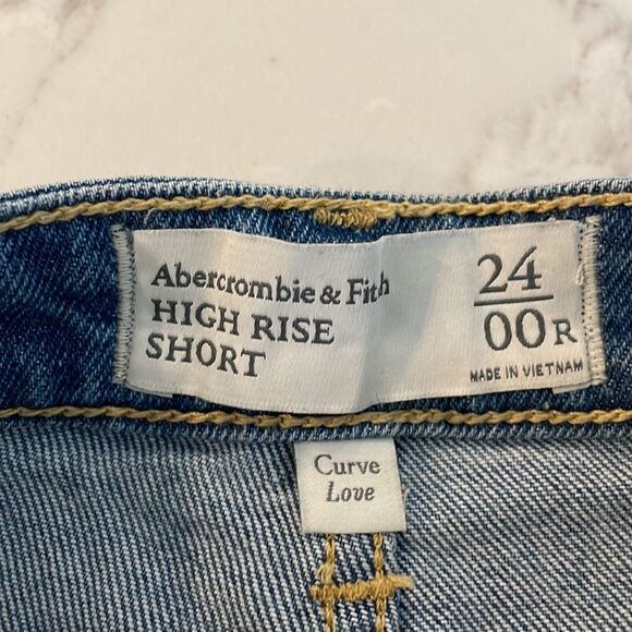 Curve love High Rise Shorts NWOT 24/00 button fly distressed - Picture 2 of 7